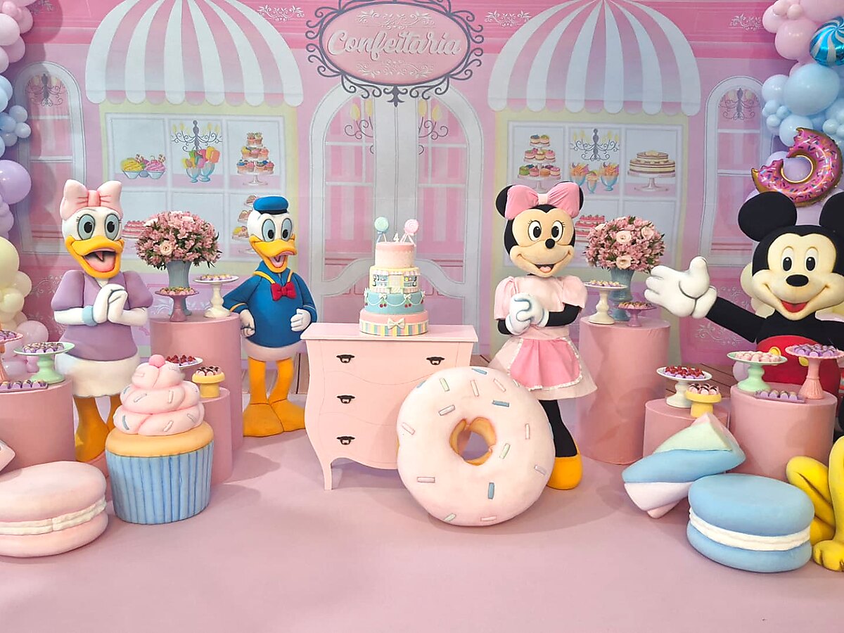Decoração de festa tema confeitaria com personagens